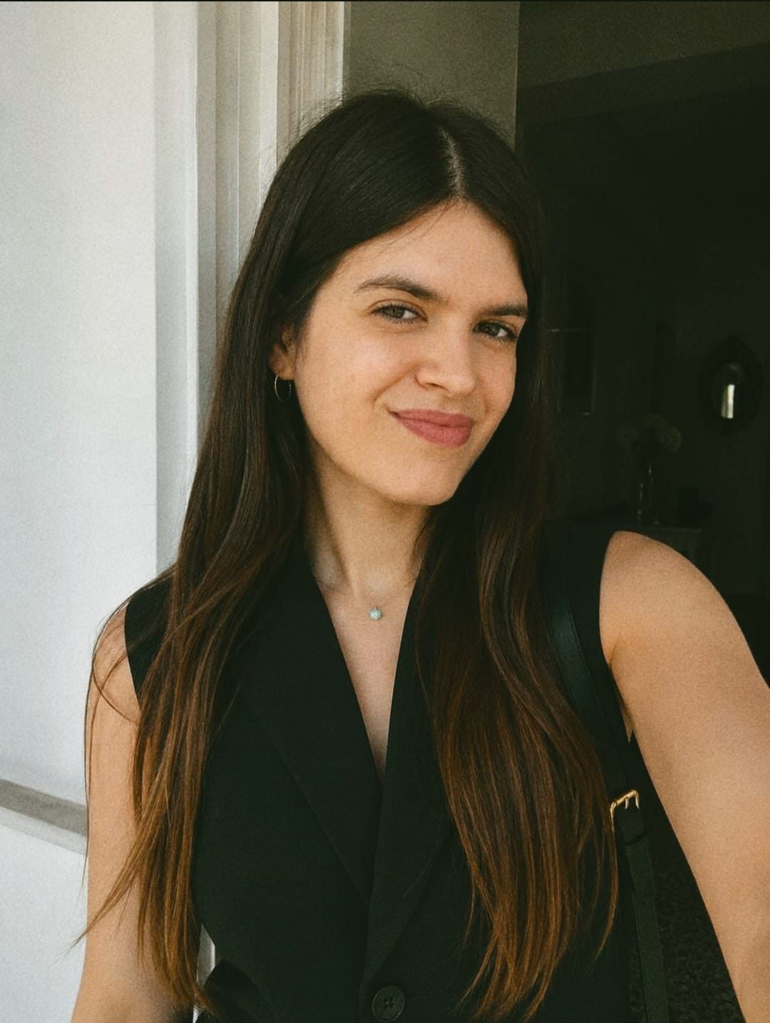 Carla Blau sonriendo en una fotografía cálida